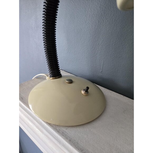 Vintage Beige Enamel Metal & Plastic Desk Lamp Adjustable Goose Neck Retro - Picture 3 of 10
